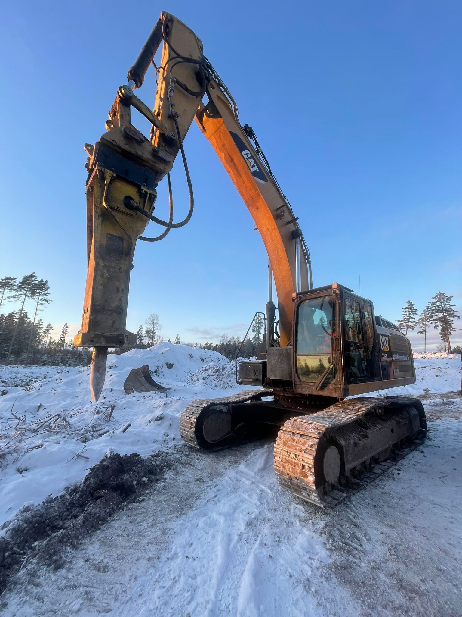 Hidrauliskais āmurs Atlas Copco HB3000 demontē betonu