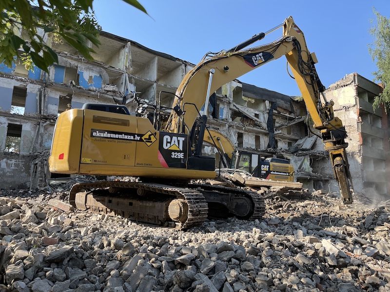 Ķēžu ekskavators CAT 329 EL objektā