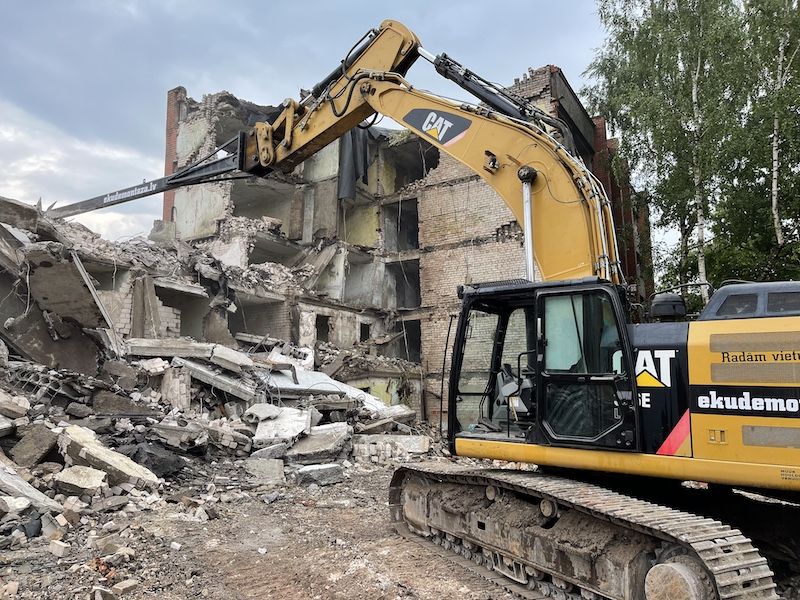 Ķēžu ekskavators CAT 336EL M demontāžas darbos