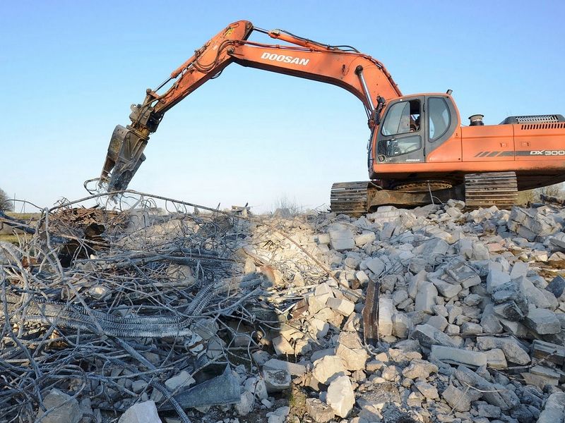 Ķēžu ekskavators Doosan DX300LC objektā