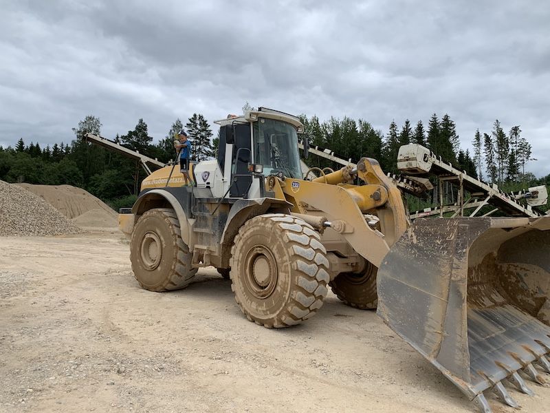 Frontālais iekrāvējs Liebherr L 564 pārvieto būvgružus
