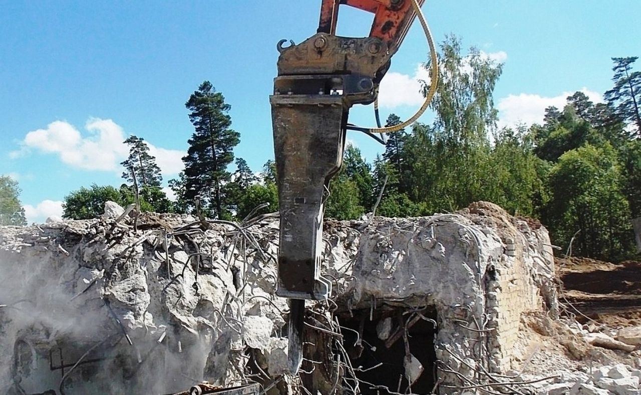 Militārās bāzes angāru un bunkuru demontāža