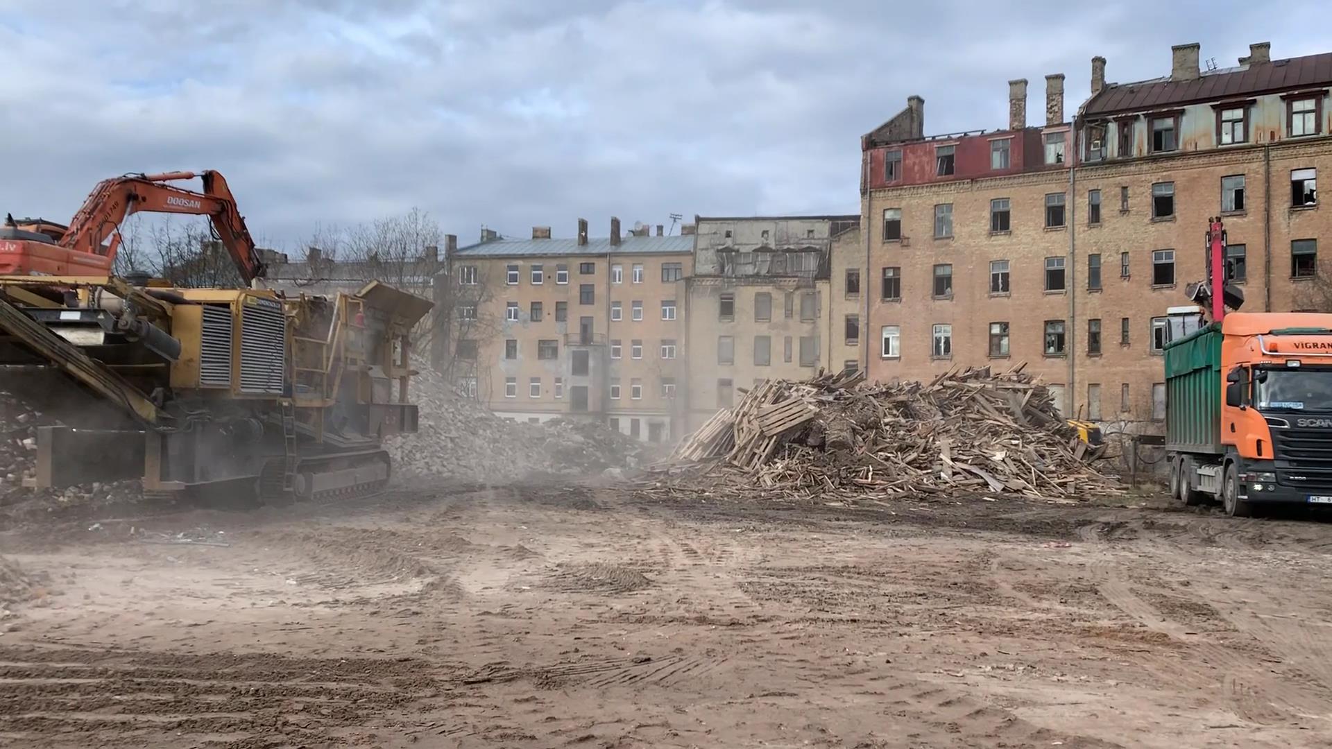 Sešstāvu ēkas demontāža Rīgas centrā ar 24 m strēli